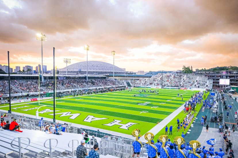 Image of Hawaiʻi Bowl on the field.