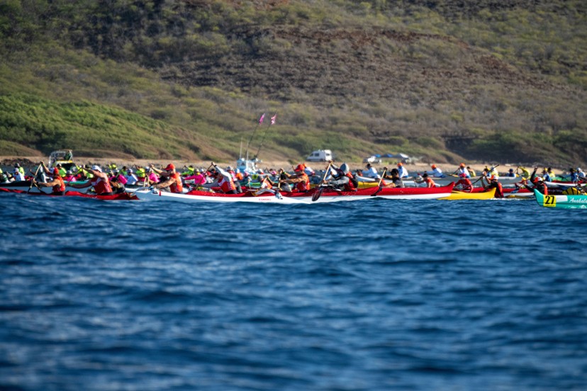 Image of canoes racing in the Molokaʻi Hoe Championship Outrigger Canoe Race.