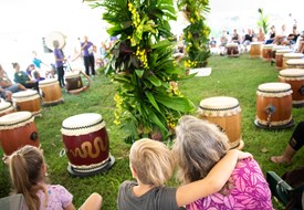 Image of a taiko drum demonstration on Kauaʻi.